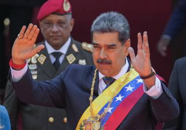 El presidente venezolano Nicolás Maduro saluda después de prestar juramento para un tercer mandato en Caracas, Venezuela.