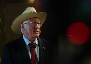 Ken Salazar, embajador de Estados Unidos en México, ofreció conferencia; asimismo, fue cuestionado por investigaciones respecto al caso Ismael “Mayo” Zambada y declaraciones del fiscal Alejandro Gertz Manero.