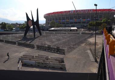 A dos días de que se lleve a cabo el juego amistoso entre México y Portugal, continúan los últimos preparativos afuera del Estadio Banorte, antes Estadio Azteca.