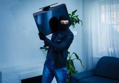 Para evitar desagradables sorpresas, autoridades recomiendan cerrar puertas y ventanas con llave antes de salir de casa durante el periodo vacacional.