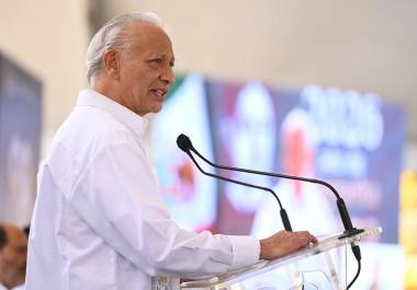La jueza mantuvo el proceso contra el exdirector de Pemex al considerar que la violencia familiar se persigue de oficio, pese al perdón de su esposa.