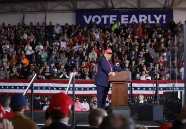 El expresidente y actual candidato presidencial republicano Donald Trump habla en un mitin de campaña en el aeropuerto del condado de Dodge en Juneau, Wisconsin.