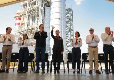 Agradeció el trabajo de las y los trabajadores de la CFE, a quienes reconoció por su entrega durante contingencias provocadas por fenómenos naturales.