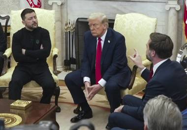 Zelenski, Trump y el vicepresidente estadounidense, JD Vance, discutieron ante las cámaras de televisión por las garantías de seguridad que exige Ucrania frente a Rusia. FOTO: