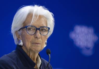 Christine Lagarde, presidenta del Banco Central Europeo (BCE), asiste a una sesión plenaria en la clausura de la 56.ª reunión anual del Foro Económico Mundial (FEM) en Davos, Suiza.