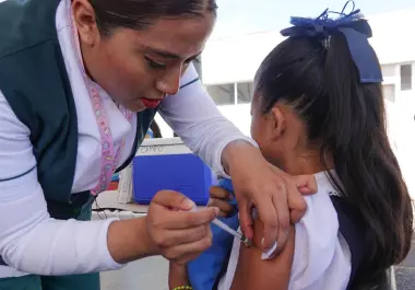 La Secretaría de Salud dio inicio a la Campaña Nacional de Vacunación para la Temporada Invernal 2026-2027, haciendo un llamado a la población a participar en la aplicación de vacunas.