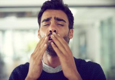 Reprimir un estornudo podría parecer inofensivo, pero diversos estudios médicos señalan que esta acción puede causar lesiones graves.