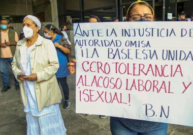Trabajadores de la UNAM se manifestaron durante un evento literario en la Biblioteca Nacional de la máxima casa de estudios de México. Protestaron en contra del Acoso Laboral y Sexual.