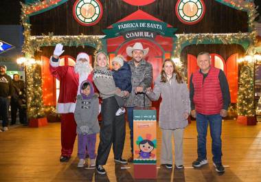 El alcalde Carlos Villarreal encabezó el encendido de Villamagia Coahuila en la Plaza Principal de Monclova, marcando el inicio oficial de las festividades decembrinas en la ciudad.