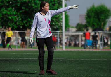 La joven futbolista combina escuela y entrenamientos, mostrando el equilibrio entre la formación académica y deportiva.