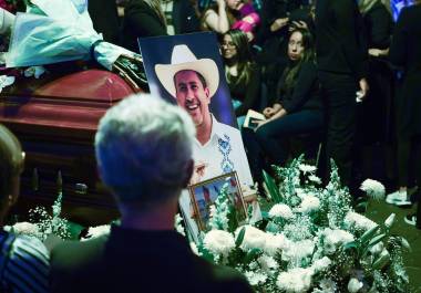 En el homenaje póstumo celebrado este domingo en Uruapan, la esposa de Carlos Manzo, alcalde asesinado, destacó la valentía de su esposo.