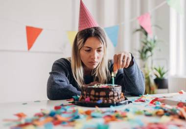 No querer celebrar un cumpleaños puede ser resultado de diversos factores psicológicos y sociales