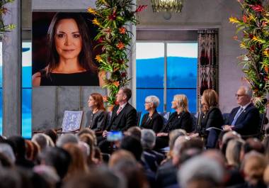 Ana Corina Sosa, hija de Machado, recibió el premio en representación de su madre.