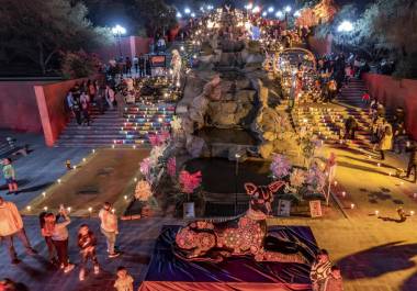 La instalación fue realizada gracias a la colaboración de artistas, vecinos del parque y decenas de instituciones y organizaciones saltillenses, que dedicaron cada tramo de este altar a sus fieles difuntos | Foto: Omar Saucedo