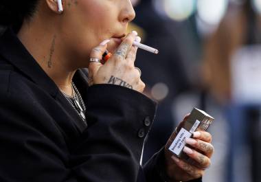 La Organización Mundial de la Salud estima que más de 1.300 millones de personas consumen tabaco, y que aproximadamente la mitad de los fumadores crónicos morirán por enfermedades relacionadas con su consumo.