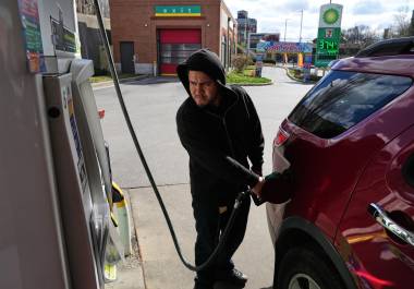 Una persona repostando combustible en una gasolinera, el martes 17 de marzo de 2026, en Baltimore. (AP Foto/Stephanie Scarbrough)