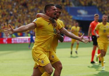 Razvan Marin anotó para los rumanos y con ello, el equipo europeo avanzó a la siguiente ronda de la Eurocopa como primer lugar de su grupo.