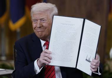 El presidente estadounidense Donald Trump sostiene una orden ejecutiva en la Sala Este de la Casa Blanca, en Washington, el jueves 20 de marzo de 2025. FOTO: