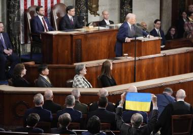 Un miembro del Congreso sostiene la bandera de Ucrania mientras el presidente Donald Trump se dirige a una sesión conjunta del Congreso en el Capitolio en Washington.