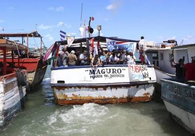 El barco ‘Maguro’ de la delegación mexicana del convoy Nuestra América zarpa con destino a Cuba, cargado de ayuda humanitaria.