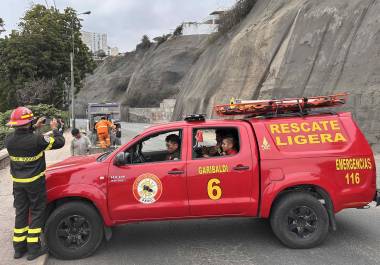 Integrantes de equipos de rescate cierran la avenida Costa Verde por derrumbes en el acantilado, producto del sismo ocurrido este domingo, en Lima (Perú). Un terremoto de magnitud 6.1 remeció la ciudad de Lima y la vecina Callao causando zozobra en la población, especialmente en los edificios altos, aunque sin reportes oficiales de daños personales y materiales.