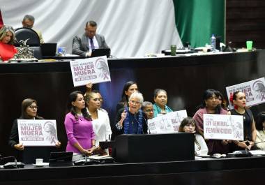 Olga Sánchez Cordero, diputada del Morena junto a sus compañeras de bancada, durante su participación en la sesión de la Cámara de Diputados en la que se discutió el dictamen de la Comisión de Puntos Constitucionales por el que se reforma el artículo 73 en materia de feminicidio.