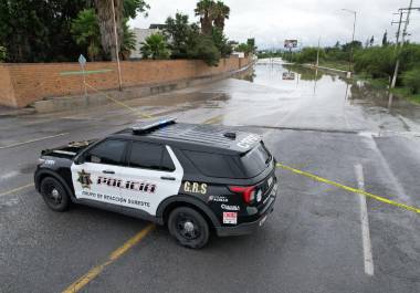 Protección Civil de Saltillo exhortó a la población a no cruzar vialidades con corrientes de agua para evitar accidentes durante la temporada de lluvias.