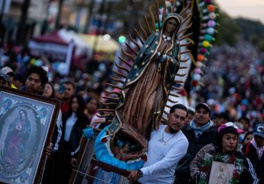 Millones de peregrinos devotos a la Virgen de Guadalupe visitan la Basílica de Guadalupe con motivo del aniversario 493 de la aparición de la virgen en el Cerro del Tepeyac.