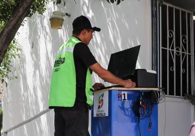 Personal de la Dirección de Medio Ambiente y del IMMUS realiza la verificación de emisiones contaminantes en unidades del transporte público concesionado.