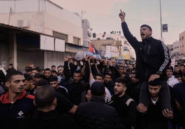 El funeral de un palestino que según autoridades palestinas locales fue abatido durante un operativo israelí en el campamento Askar cerca de Nablus en Cisjordania el 16 de noviembre del 2025. FOTO: