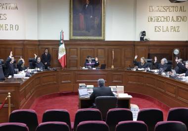 La Suprema Corte de Justicia de la Nación (SCJN) fijó un criterio obligatorio con alto impacto social: el reconocimiento legal de un menor por parte de un familiar no libera al padre biológico de su obligación de pagar pensión alimenticia.