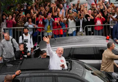 El presidente Luiz Inácio Lula da Silva, que busca la reelección, saluda tras votar en la segunda vuelta de las elecciones presidenciales en São Bernardo do Campo, Brasil, el domingo 25 de octubre de 2026.