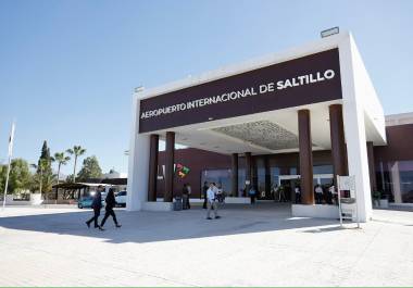 El alcalde señaló que la conectividad aérea del Aeropuerto Internacional de Saltillo coloca a la Región Sureste en una posición estratégica de competitividad, atrayendo inversiones y desarrollo.