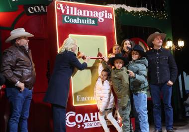 El gobernador Manolo Jiménez, acompañado de su esposa Paola Rodríguez y la alcaldesa de Múzquiz, Laura Patricia Jiménez, encienden el pino monumental de Villamagia Coahuila 2025.