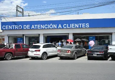 Usuarios hicieron fila bajo el sol este jueves para realizar el registro de sus líneas telefónicas en un centro de atención de Saltillo.