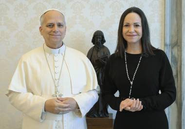El papa León XIV recibe a la líder opositora venezolana y nobel de la paz María Corina Machado, este lunes en el Vaticano.