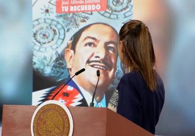 La presidenta Claudia Sheinbaum conmemoró los 100 años del natalicio de José Alfredo Jiménez durante La Mañanera del Pueblo, cerrando la conferencia con la emblemática canción El Rey.