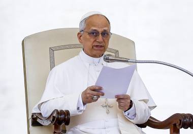 Durante su primera audiencia general en la plaza de San Pedro el papa León XIV pidió que la ayuda humanitaria llegue a la Franja de Gaza y que se ponga fin al “desgarrador” sufrimiento de su pueblo.