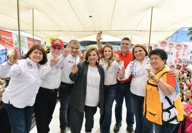 Además de los simpatizantes, Xóchitl Gálvez estuvo acompañada por políticos del estado y las líderes de partidos.
