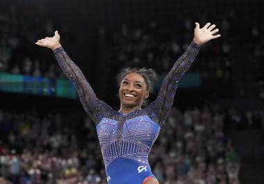 Biles, quien se destacó con su actuación en el ejercicio de suelo, continúa demostrando su dominio en el deporte y su estatus como ícono mundial.