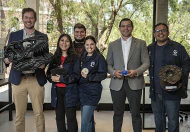 Esteban Garza Fishburn, Eunice Daniela Gallegos Gómez y Rodrigo del Ángel Burciaga (estudiantes), Rossana Sofía Martínez, Luis Pablo Garza (coordinador de Proyectos Estratégicos) y Alfonso Ballesteros (coordinador académico de Ingenierías). Sosteniendo una impresionante pieza impresa en 3D, muestran el potencial creativo y técnico que se desarrollará en el nuevo FabLab Carolina.