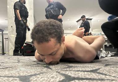 Difundida poe el presidente de los EU, Donald Trump, se muestra al supuesto tirador arrestado por agentes del Servicio Secreto el sábado, durante cena anual de Asociación de Corresponsales de la Casa Blanca.