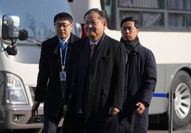 El exministro surcoreano de Interior y Seguridad, Lee Sang-min, en el centro, llegan a la Corte Constitucional en Seúl, Corea del Sur.