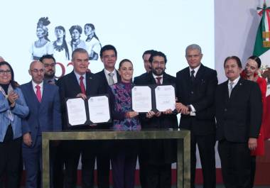 Claudia Sheinbaum, acompañada de empresarios, firmo la iniciativa de proyecto de Reforma de Ley para reducir la jornada laboral a 40 horas durante la Conferencia del pueblo realizada en Palacio Nacional.