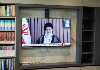 El líder supremo de Irán, el ayatolá Alí Jamenei, aparece en un televisor en Teherán mientras pronuncia una declaración el miércoles 18 de junio de 2025. Jamenei desestimó las amenazas del presidente Donald Trump y rechazó su llamado a una “rendición incondicional”, lo que avivó los temores de una conflagración más amplia en Oriente Medio.