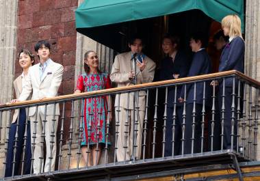 El grupo surcoreano de K-Pop BTS saludo a sus fans desde uno de los balcones de Palacio Nacional tras la invitación de la presidenta Claudia Sheinbaum.