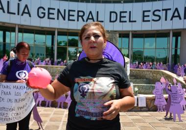 Activistas y familiares de víctimas de feminicidio se manifestaron frente a la Fiscalía General del Estado para exigir justicia y atención a las víctimas indirectas.