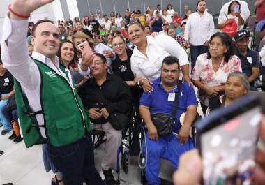 El gobernador Manolo Jiménez encabezó en Torreón la entrega de apoyos económicos del programa ”Veamos por la Discapacidad” para beneficiarios de la Región Laguna.