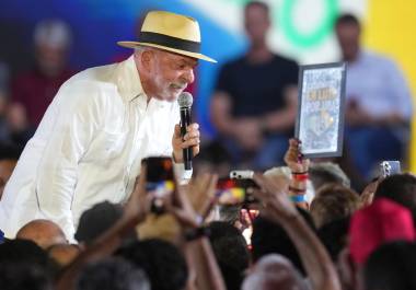 El presidente brasileño Luiz Inácio Lula da Silva habla ante sus simpatizantes durante la convención del Partido de los Trabajadores, donde fue confirmado como candidato presidencial del partido para las próximas elecciones en São Paulo, Brasil.