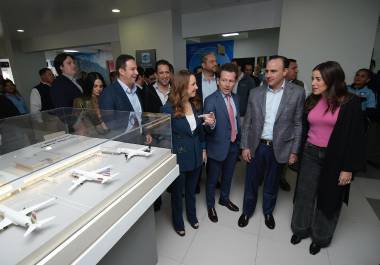 Autoridades y directivos de la iniciativa privada realizaron este doble anuncio que fortalece la conectividad área de la localidad.